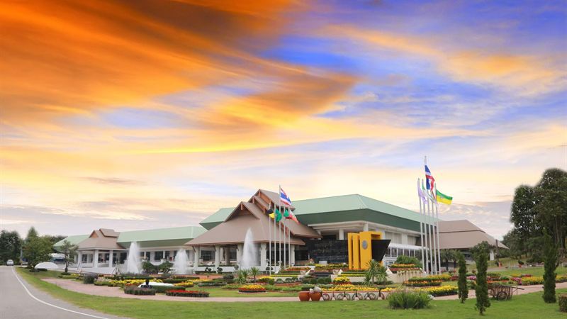 หอประชุมยามพลบค่ำ